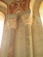 Gourdon, Eglise romane Notre-Dame de l'Assomption, chapiteau et peinture murale (01)